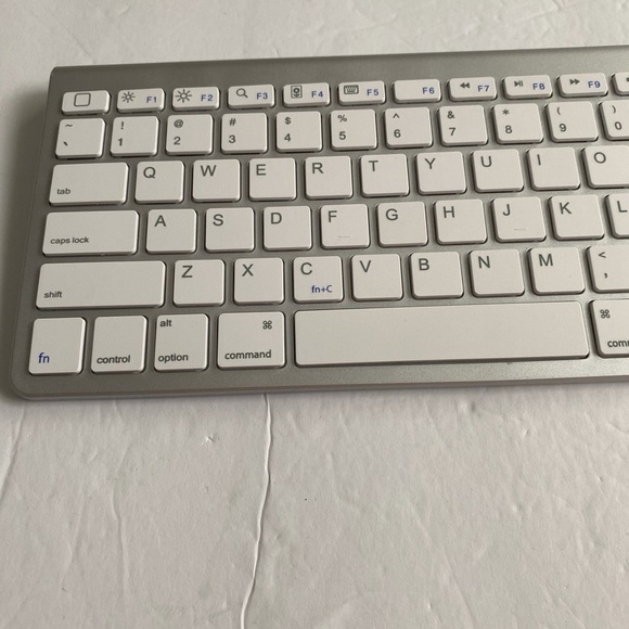 Omoton Bluetooth keyboard with sliding stand - Picture 6 of 15
